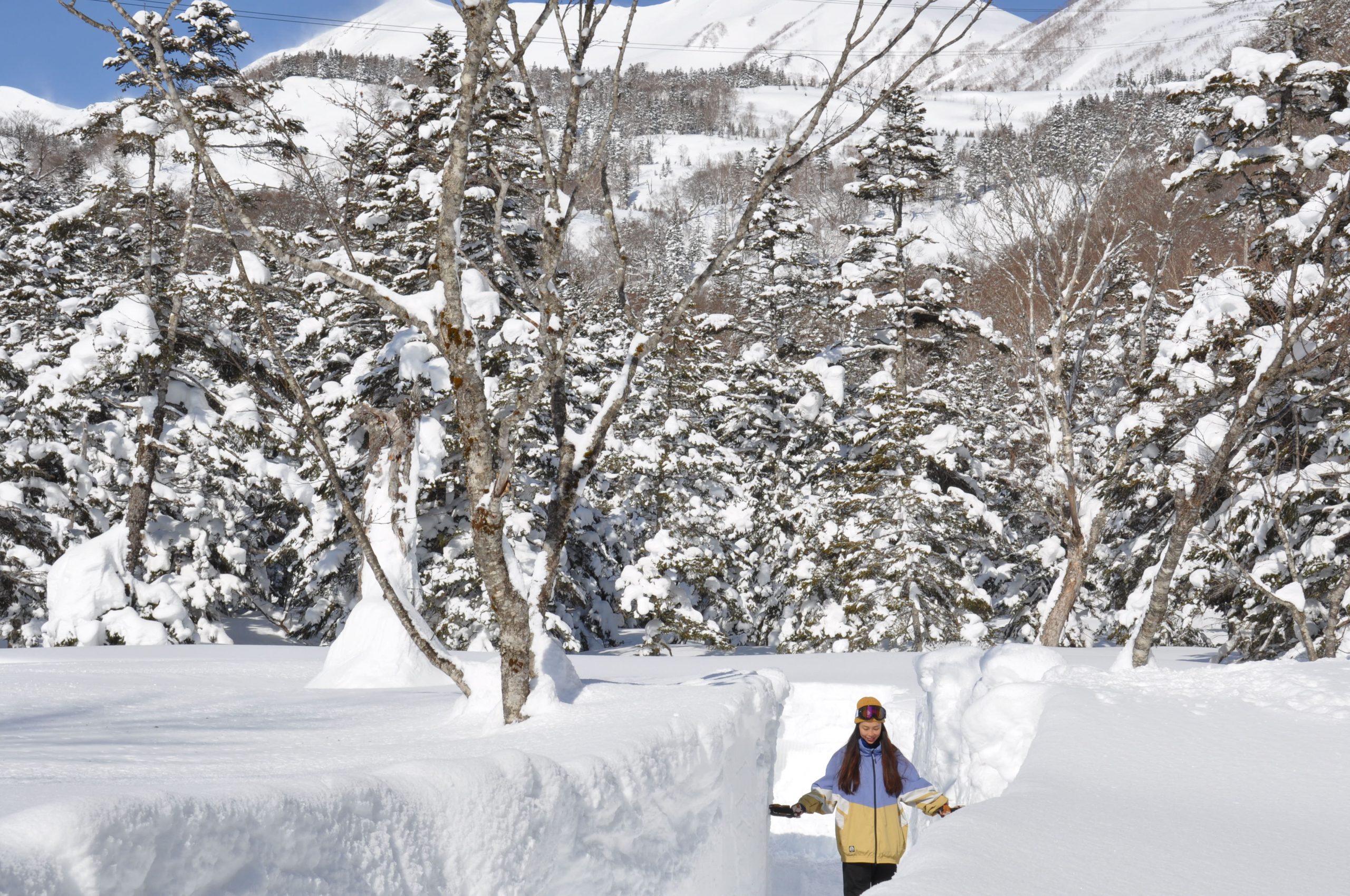 絶景スポット!つがいけスノーウォールにて記念写真