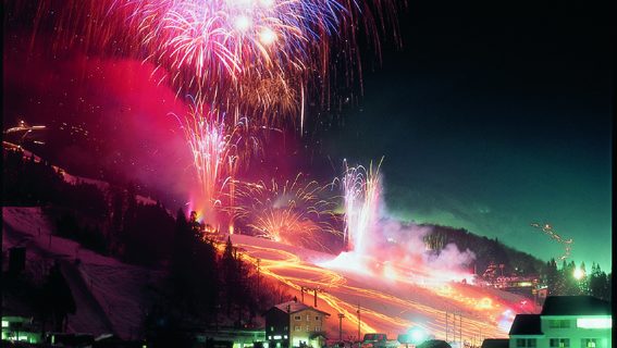 白馬八方尾根火祭り（例年2月中下旬に開催）